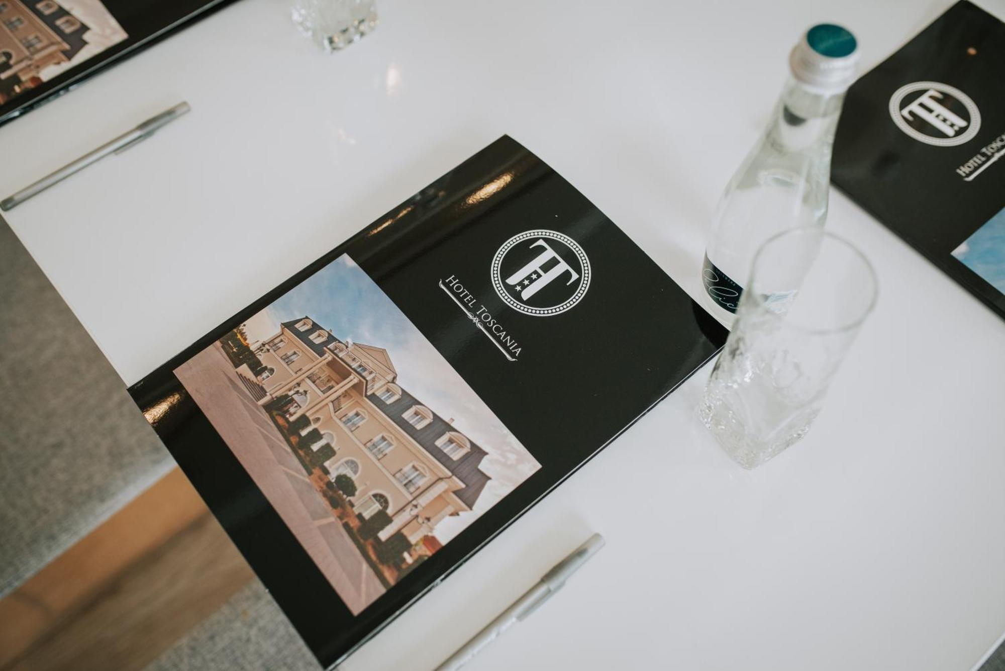 Hotel Toscania Włoszakowice エクステリア 写真